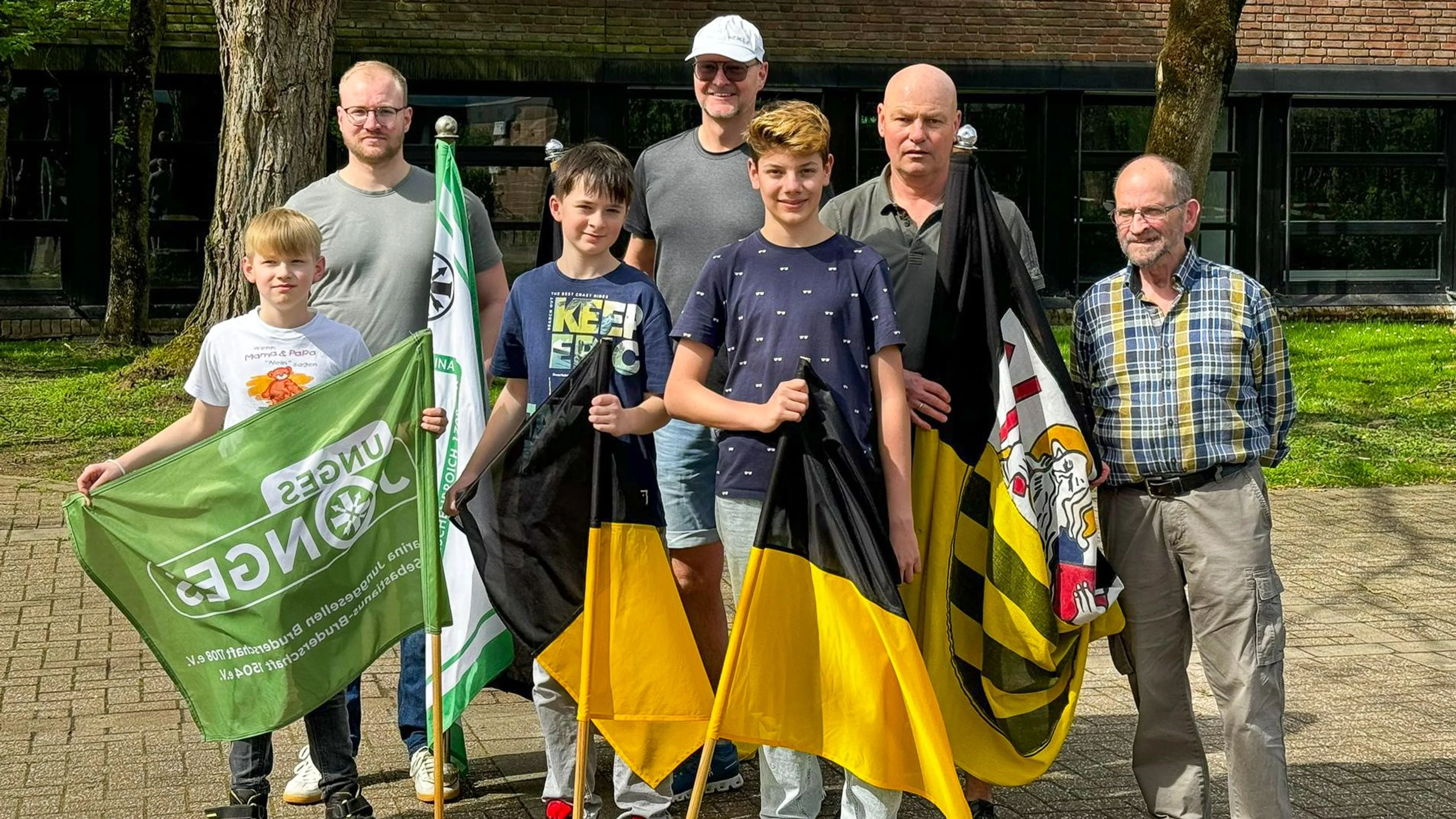 Fahnenschwenker üben für Schützenfest